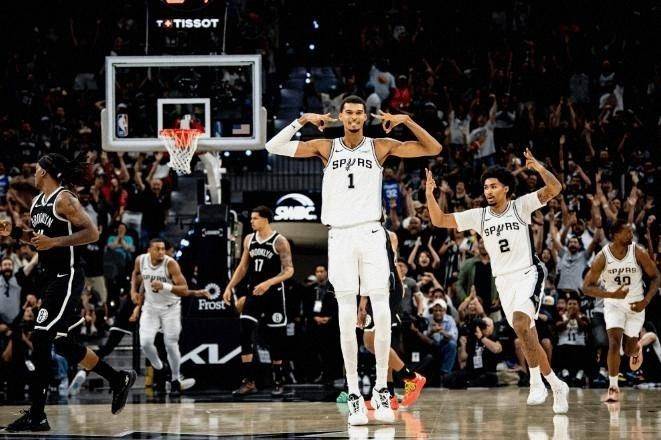 九游体育下载圣安东尼奥马刺发布备战花絮，冲刺阶段再遭质疑，NBA季后赛任务艰巨，医务组通报恢复的简单介绍